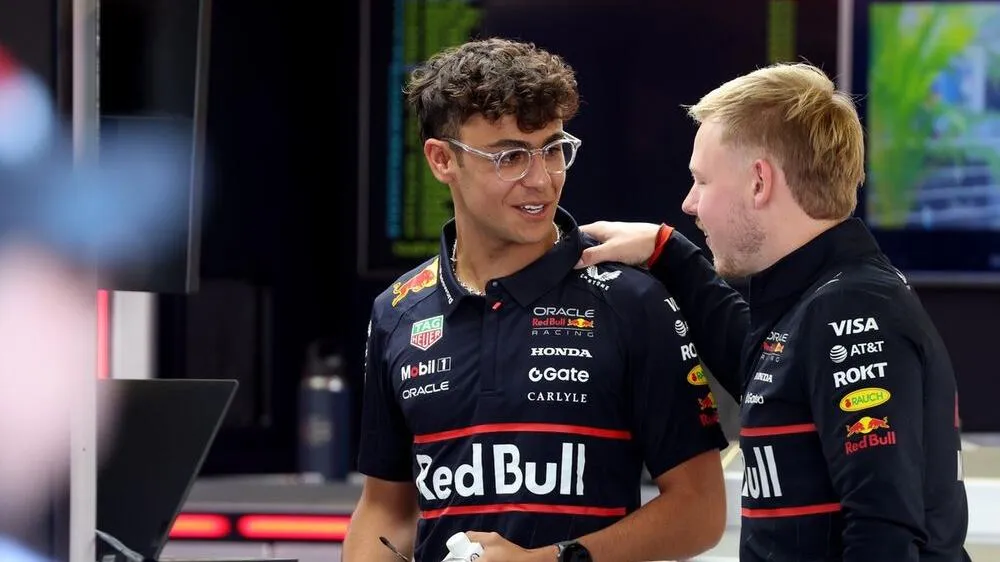 Arvid Lindblad impressionne Red Bull au FP1 : une performance remarquable parmi les rookies - Article F1 sur PitStopInsight