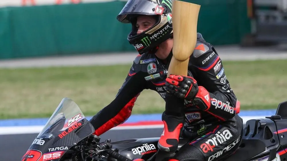 Bezzecchi jambe en bois San Marino sprint : victoire à Misano et clin d'œil à Tre uomini e una gamba - Article MotoGP sur PitStopInsight
