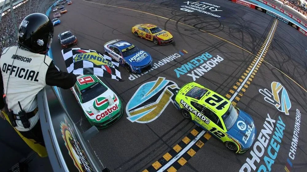 Ryan Blaney triomphe à la finale NASCAR Phoenix 2025 après une demi-finale controversée - Article Nascar sur PitStopInsight