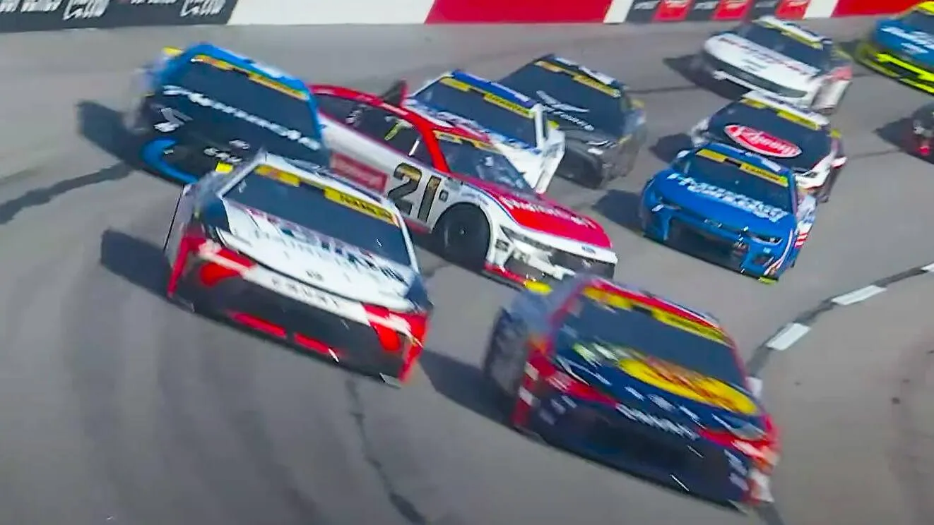 collision au darlington : la course de christopher bell compromise par carson hocevar - Article NASCAR sur PitStopInsight