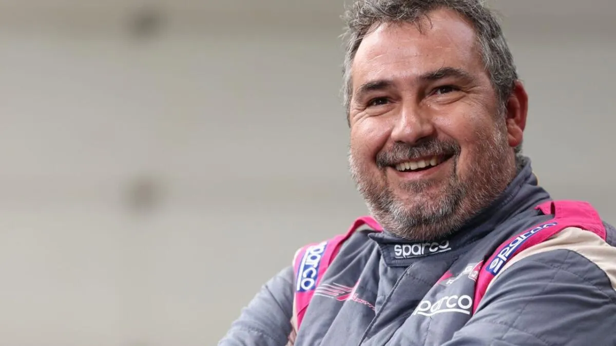 Daniel Elena commentateur du Dakar sur L'Équipe en 2025 : Un expert au franc-parler sur le plateau - Article RallyeRaid sur PitStopInsight