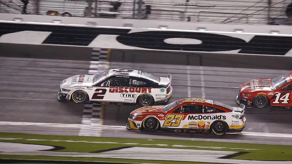 Ryan Blaney Remporte le Résultat de la Course de Daytona dans un Finish Incroyablement Serré - Article NASCAR sur PitStopInsight
