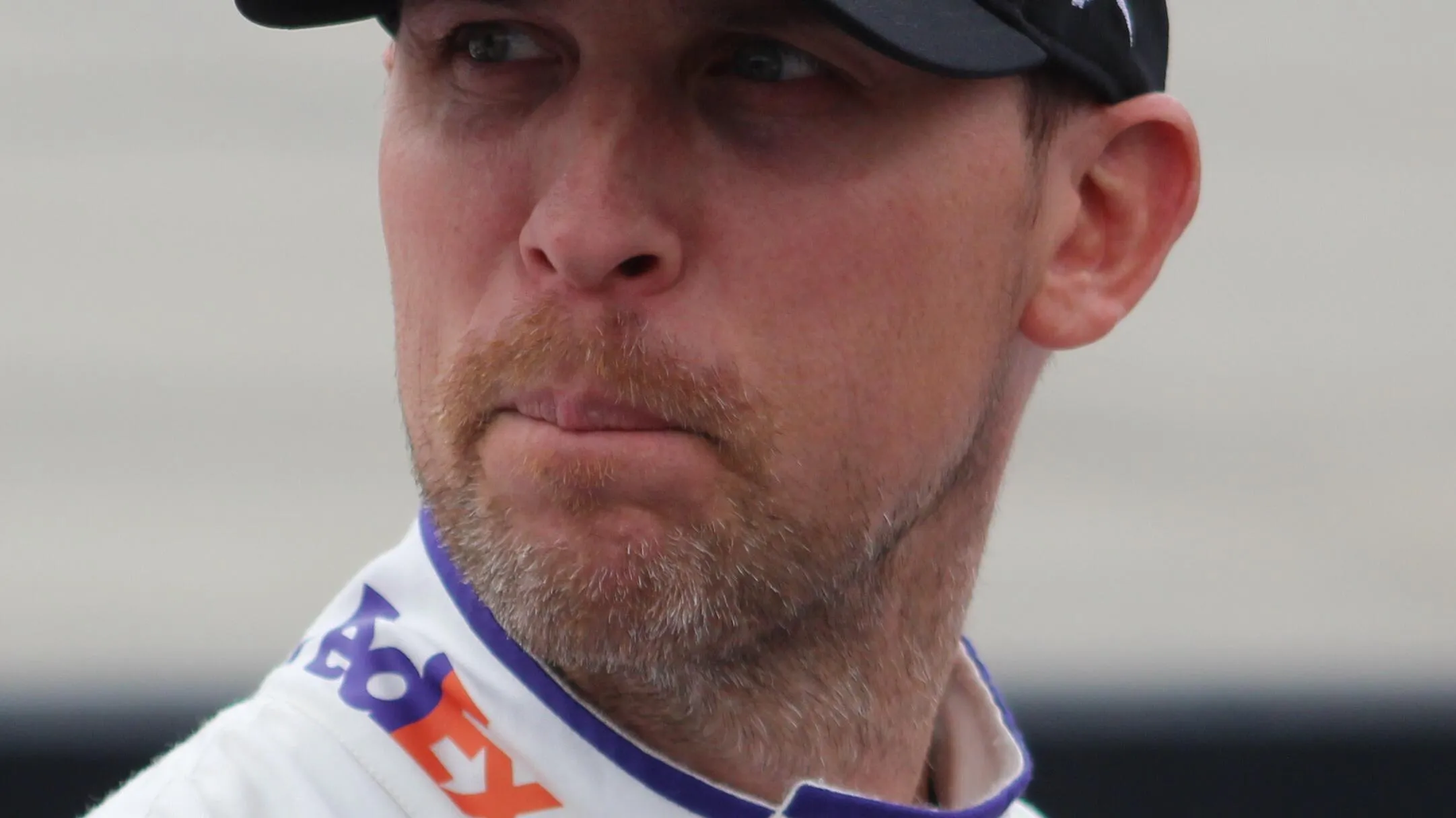 Denny Hamlin vise son premier titre NASCAR en 2025 - Article NASCAR sur PitStopInsight