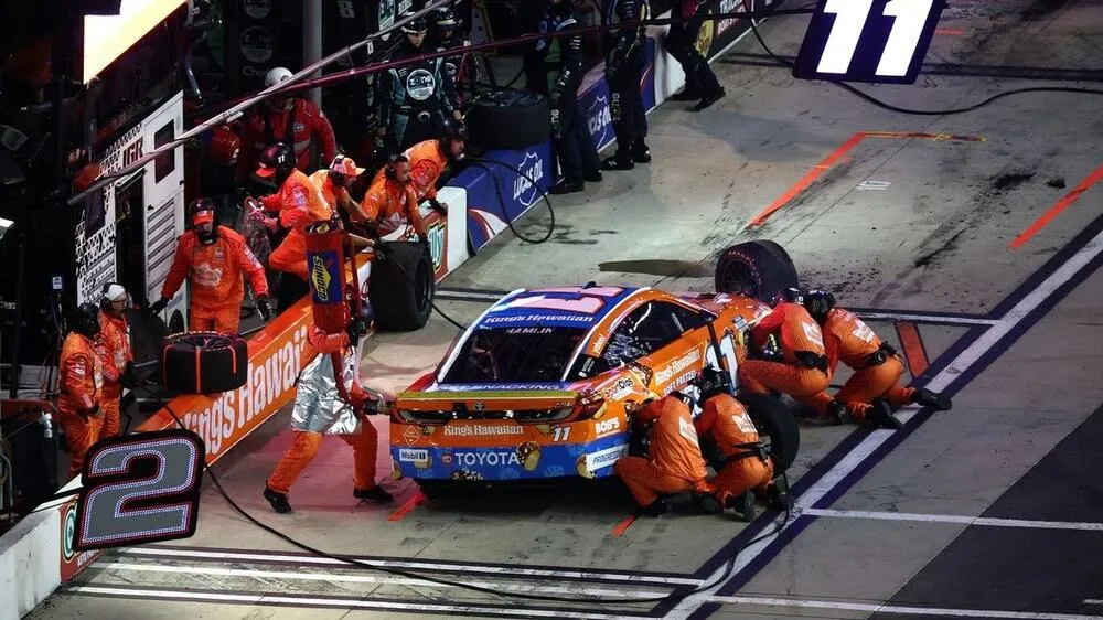 Pénalités hypothétiques pour excès de vitesse sur le pit road chez Denny Hamlin en NASCAR (analyse en français) - Article Nascar sur PitStopInsight