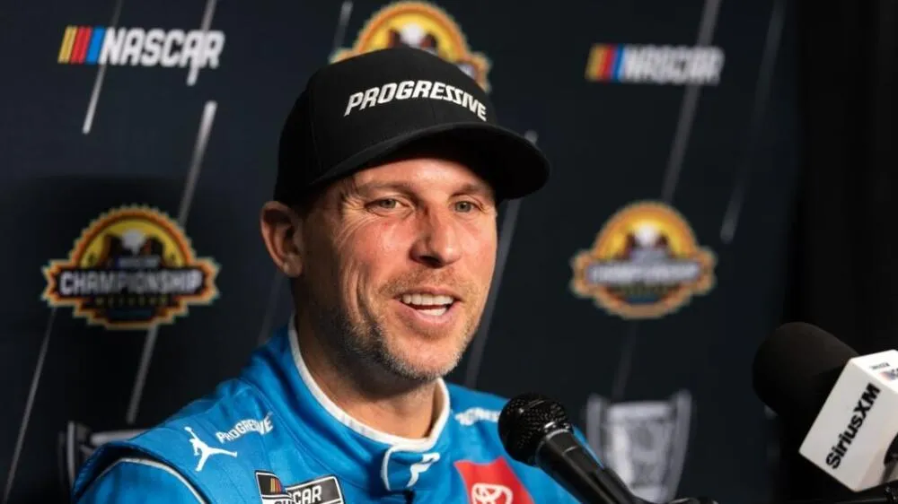 Denny Hamlin présente un visage détendu lors de la conférence de presse avant la finale NASCAR Cup à Phoenix - Article Nascar sur PitStopInsight