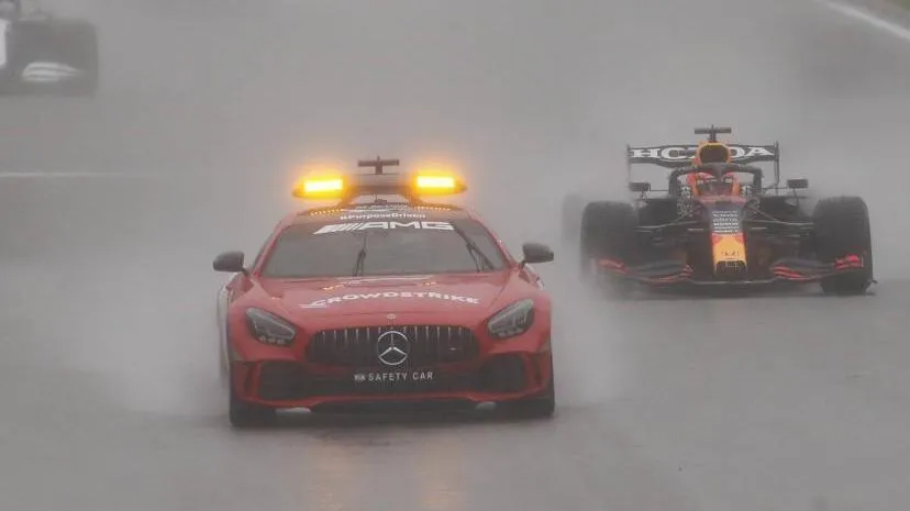 Verstappen critique la décision de retarder le Grand Prix de Belgique de F1 : une erreur stratégique ? - Article F1 sur PitStopInsight