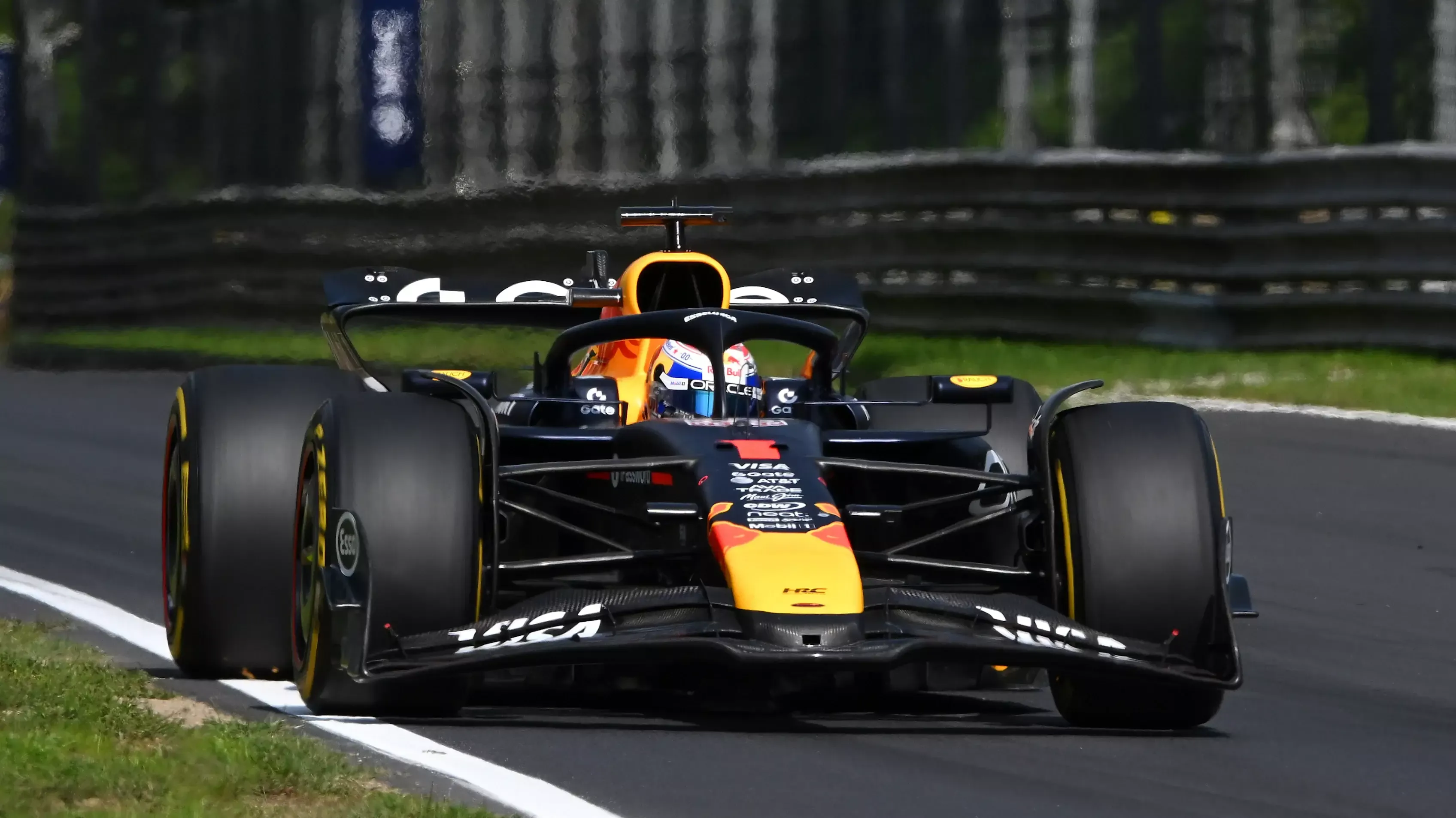 max-verstappen-red-bull-f1-car-monza-on-track_1.webp