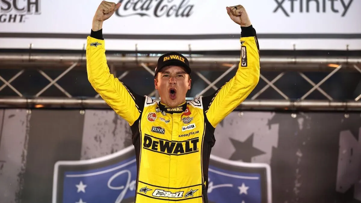 NASCAR Cup Bristol 2025 Christopher Bell victoire trois-wide : Bell triomphe dans le chaos du dernier restart - Article NASCAR sur PitStopInsight