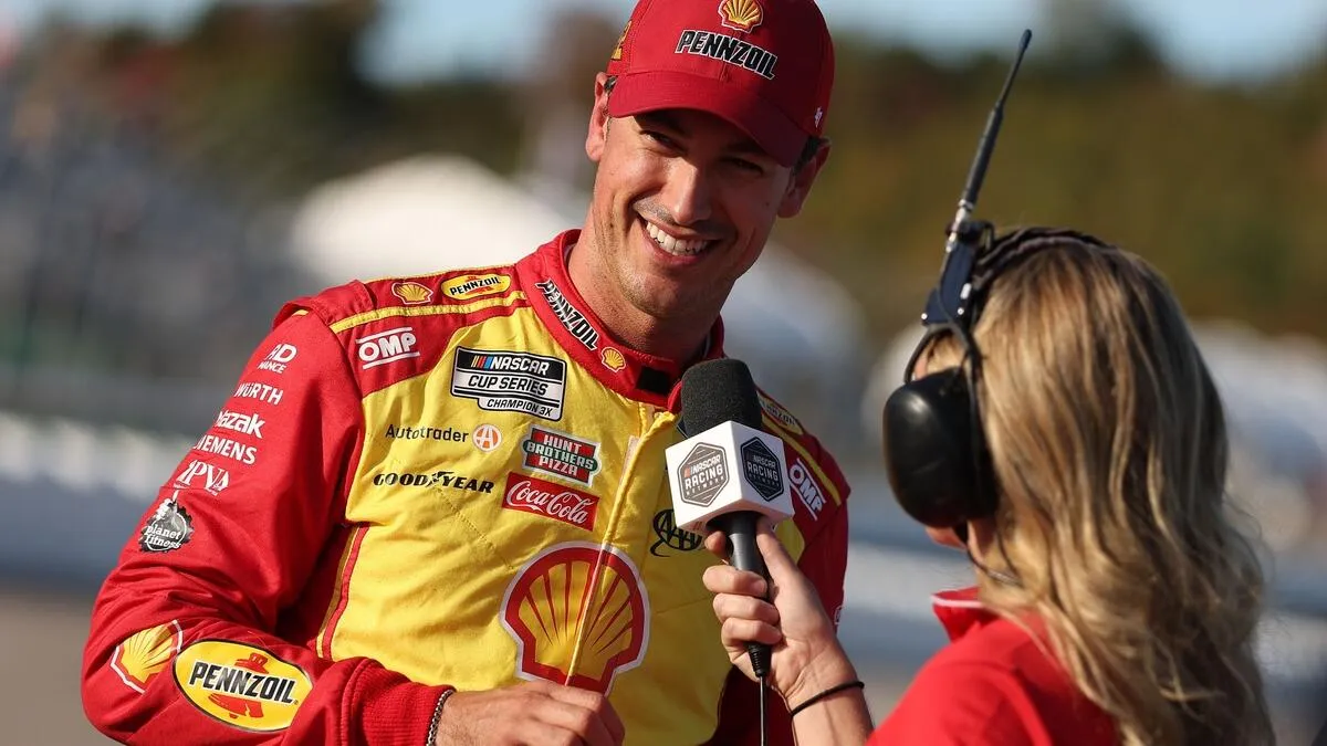 qualification NASCAR Cup Loudon 2025 Logano signe pole historique - Article NASCAR sur PitStopInsight