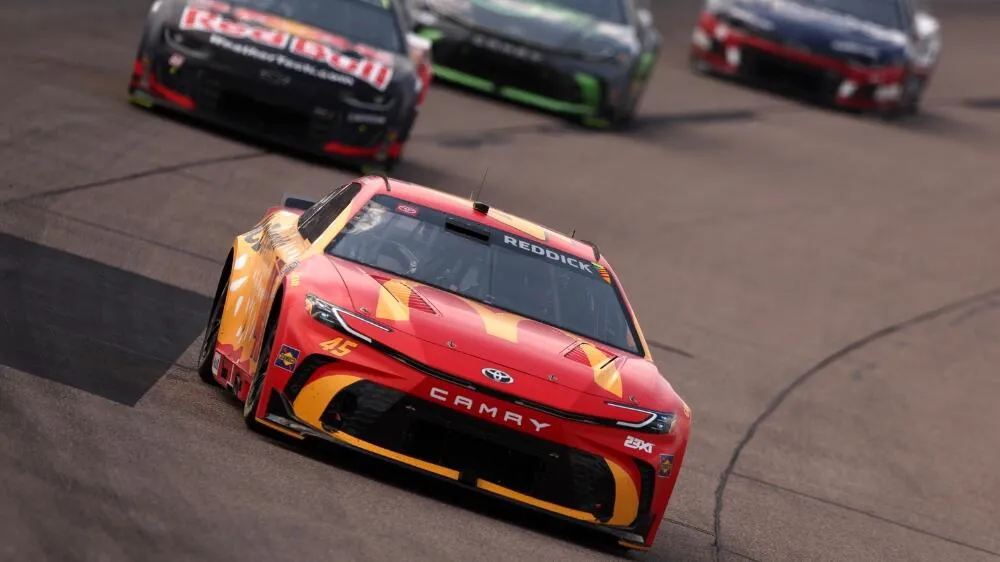 NASCAR vs 23XI Racing et Front Row Motorsports : La guerre des charters explose au grand jour - Article NASCAR sur PitStopInsight