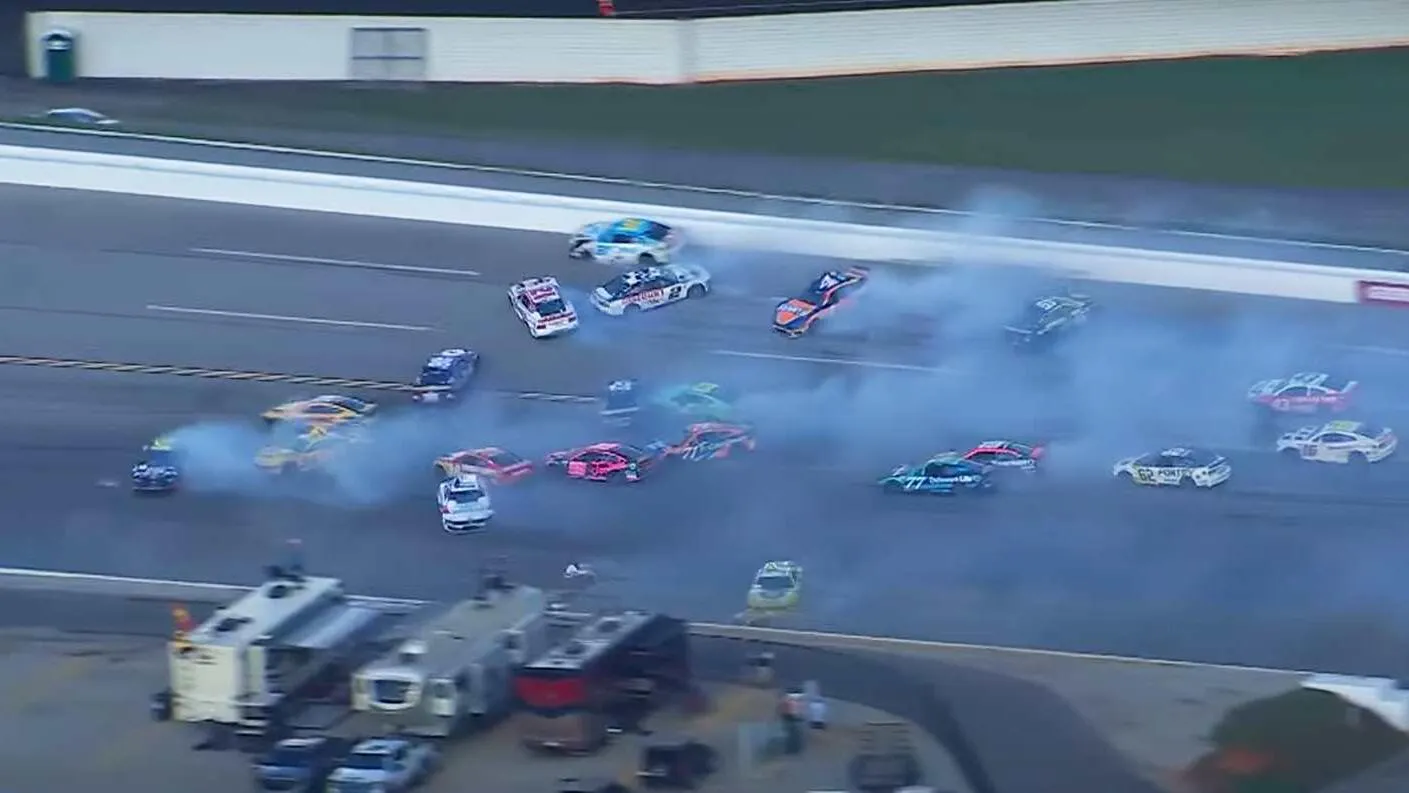 NASCAR restart tour 118 Keselowski cinq voitures en largeur - Article NASCAR sur PitStopInsight