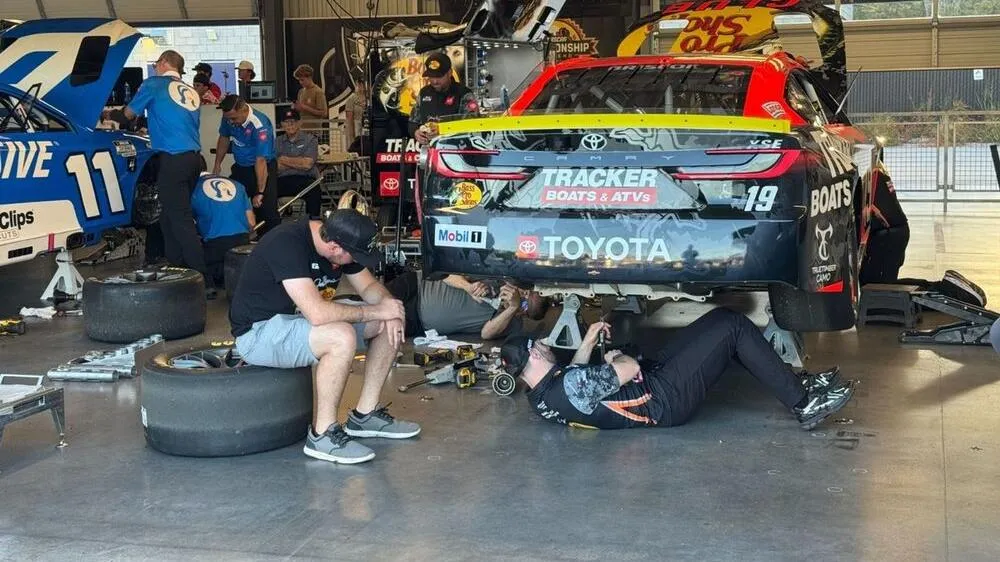 Les défaillances des pneus NASCAR Cup à Phoenix Raceway pendant les essais : une préparation semée d'embûches - Article Nascar sur PitStopInsight