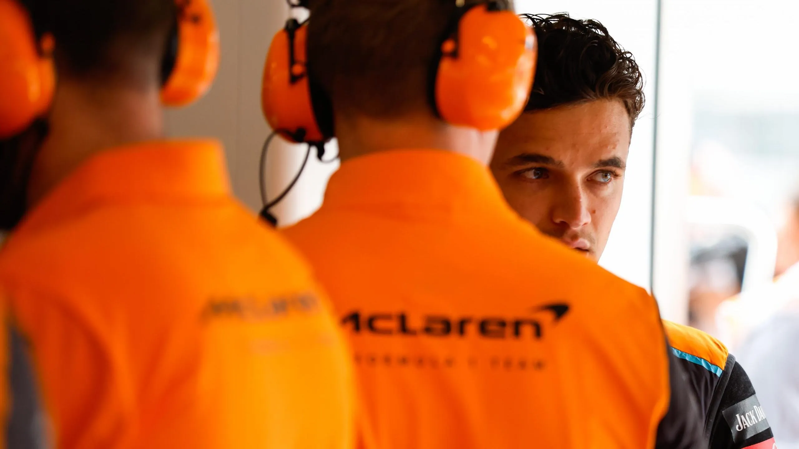 pilote-f1-decu-or-more-specifically-lando-norris-decu-or-generally-sportif-decu-apres-victoire---however,-the-best-keyword-would-be--deception-apres-victoire-sportive_3.jpg