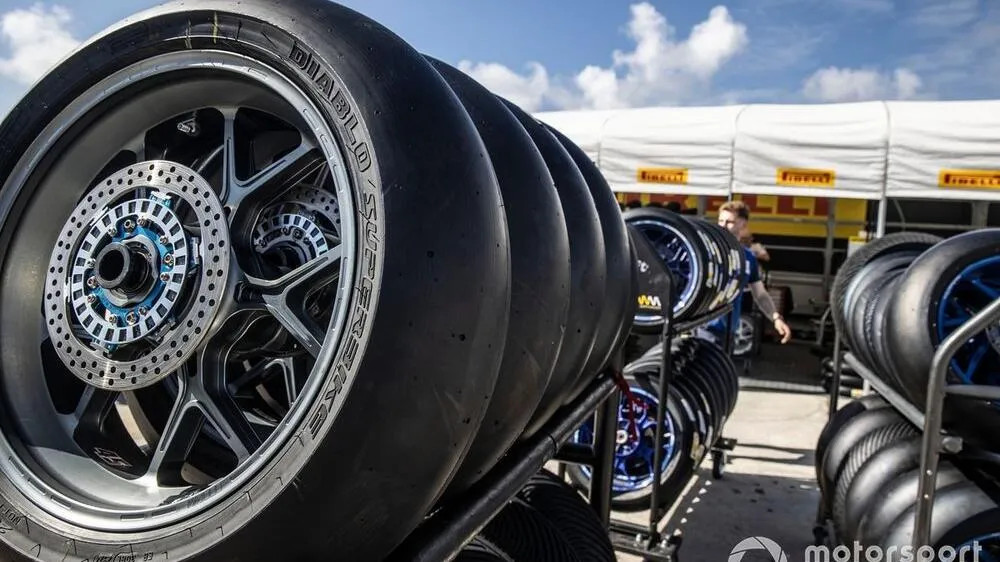 Pirelli premier test pneus MotoGP Misano 16 septembre : la préparation avant 2027 - Article MotoGP sur PitStopInsight