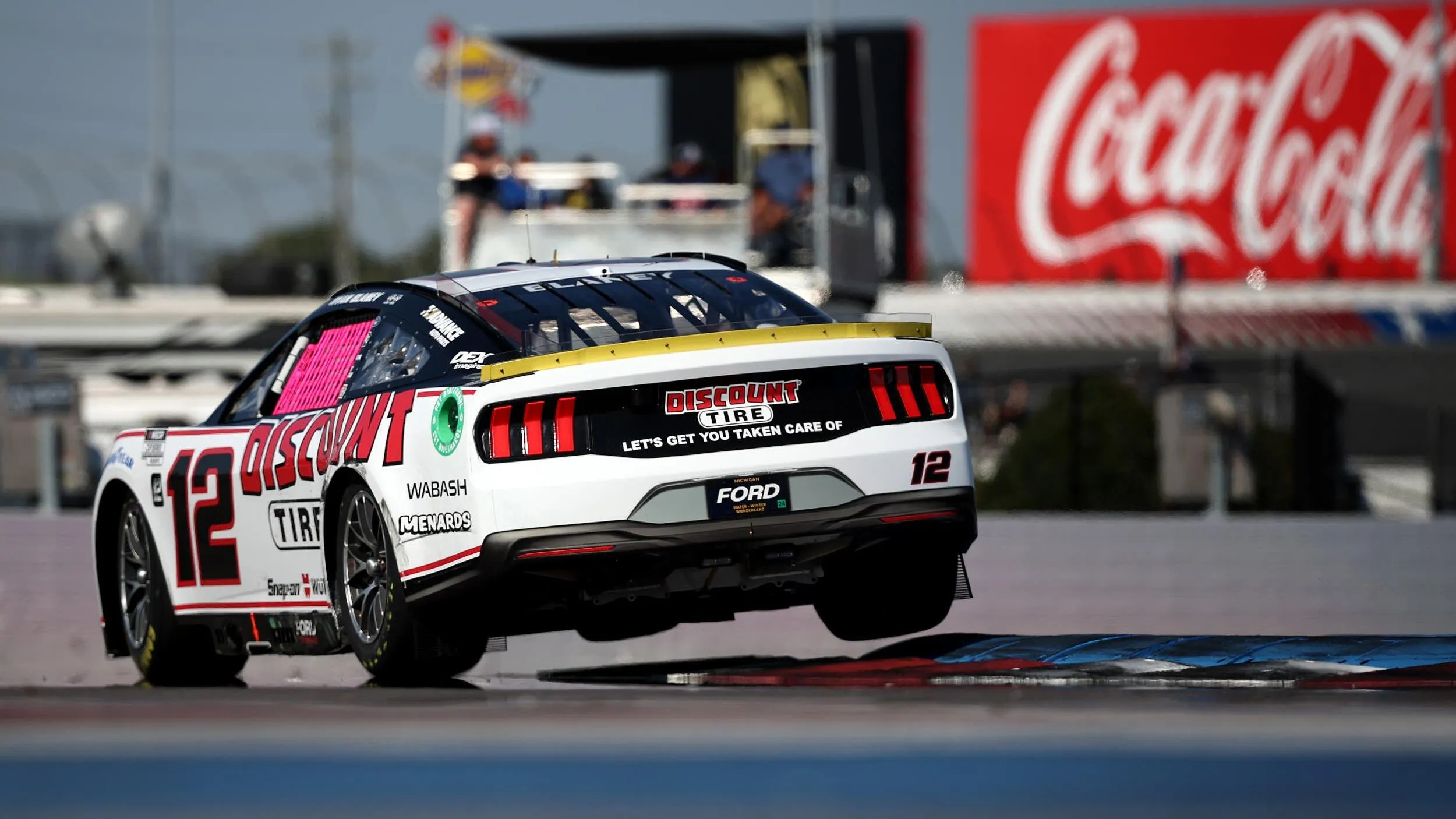 crevaison pneu avant gauche Ryan Blaney Las Vegas 2025 NASCAR - Article NASCAR sur PitStopInsight