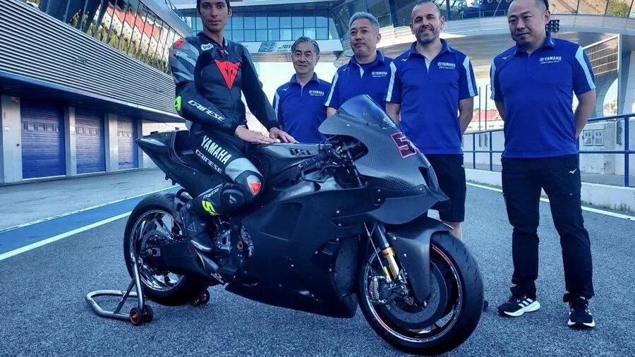 Toprak Razgatlioglu Pramac Yamaha MotoGP 2026 V4 test Valence : la transition cruciale vers la Yamaha V4 - Article MotoGP sur PitStopInsight