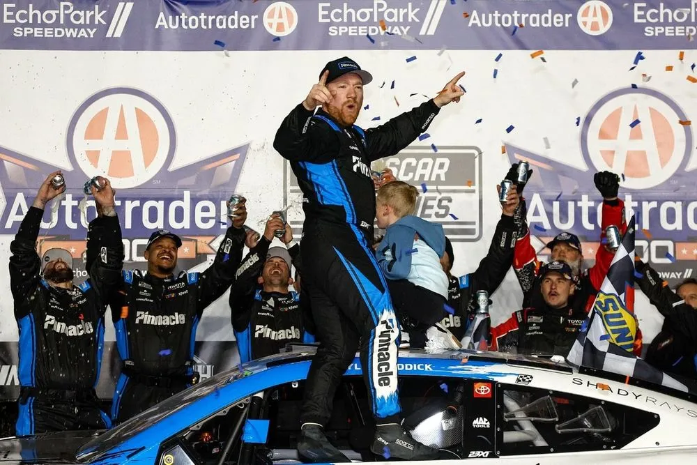 Tyler Reddick réussit le doublé à Atlanta avec une victoire sans pare-chocs avant - Article Nascar sur PitStopInsight